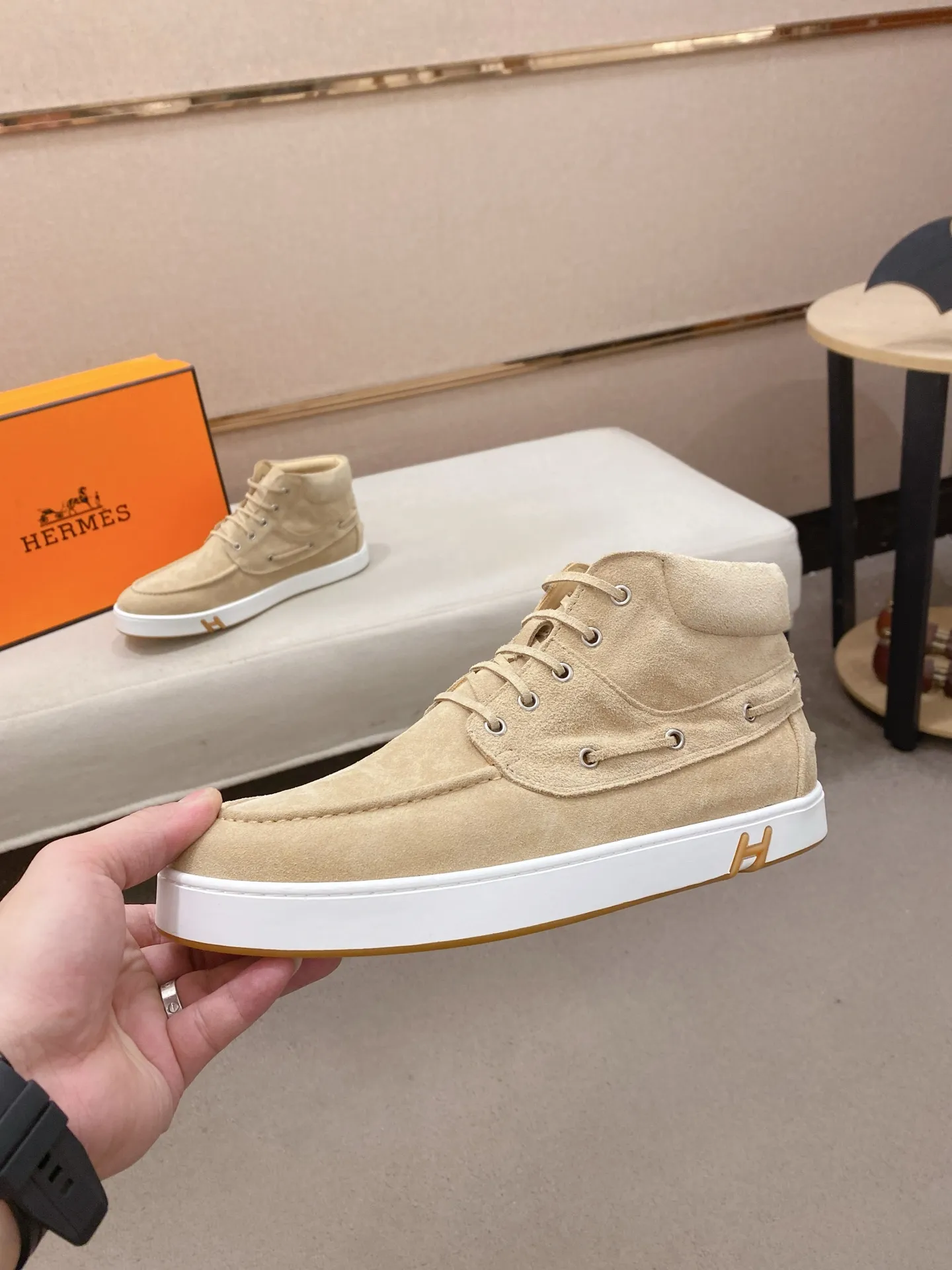 Ex-factory price: 480💰《HERMES》【Classic Original Version】Hermès; Top 🔝 Purchasing Agency 🔍🔍Men's latest high-tops 🇺🇸 available simultaneously at counters, imported from Italy original ▲▲cowhide ▲▲ (high-end, extravagance, class) times) Exquisite workmanship (Italian 🇮🇹Imported water-dyed 🐂cowhide lining) sole: Original sole provided by the original factory, ⚠️exclusive double-layer activity·TPR·rubber·combined molded outsole; super comfortable·wear-resistant·non-slip·environmental protection The real thing is more beautiful if you take the real thing (high quality, follow the order). You can enter and exit the counter at will * Number of yards: 38-44 (45 can be customized and cannot be returned or exchanged)